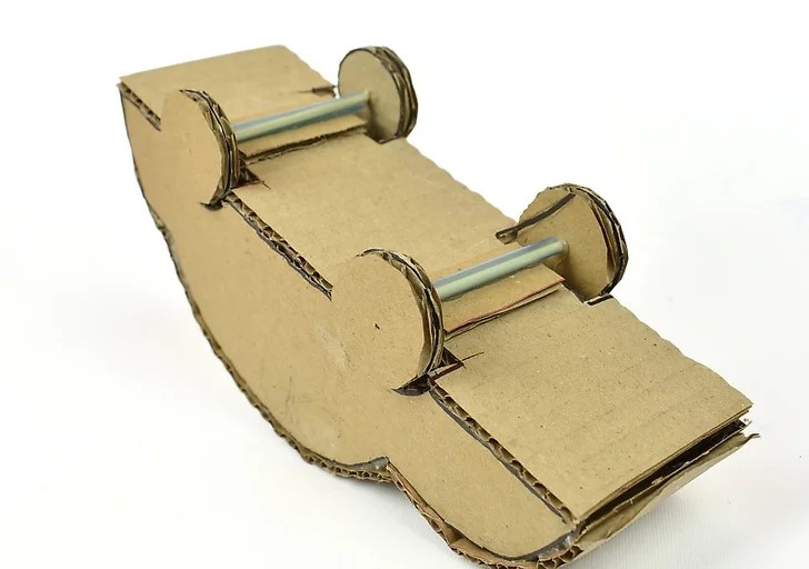 tao-xe-do-choi-thu-vi-voi-cach-lam-stem-bang-bia-cat-tong-23